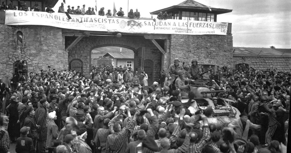 Eine nachgestellte Szene vom ersten Eintreffen amerikanischer Soldaten in Mauthausen. Foto: Erinnern.at