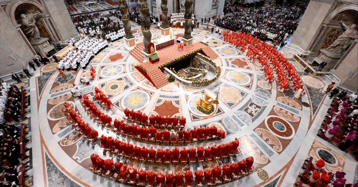 Kardinäle nehmen an einer Messe im Petersdom teil (Vatican Media/Getty Images)